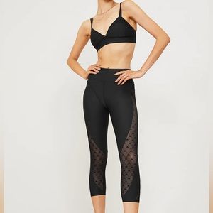Alo Yoga Mesh capri leggings & bra set - Black / XS size